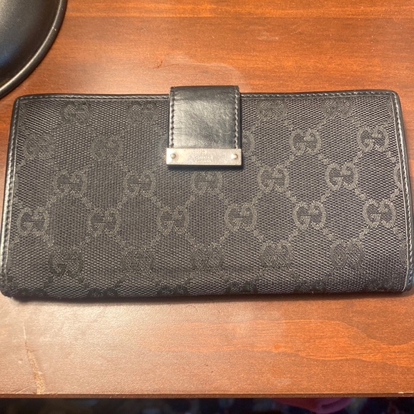 Black Gucci wallet! Gorgeous!! Excellent used condition. - Picture 2 of 12